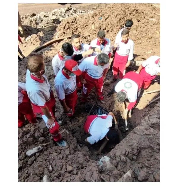 لحظه پیدا شدن پیکر پسر بچه 10 ساله در سیل جاده چالوس 