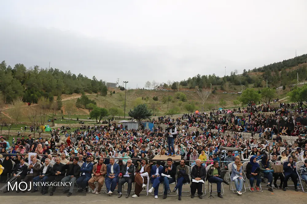 جشن نوروزی در دامنه کوه آبیدر سنندج