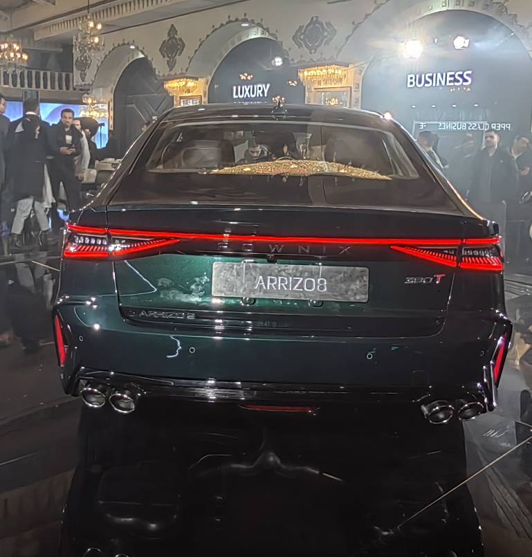 مدیران خودرو سدان جدید خود را با نام فونیکس آریزو 8 رونمایی کرد5