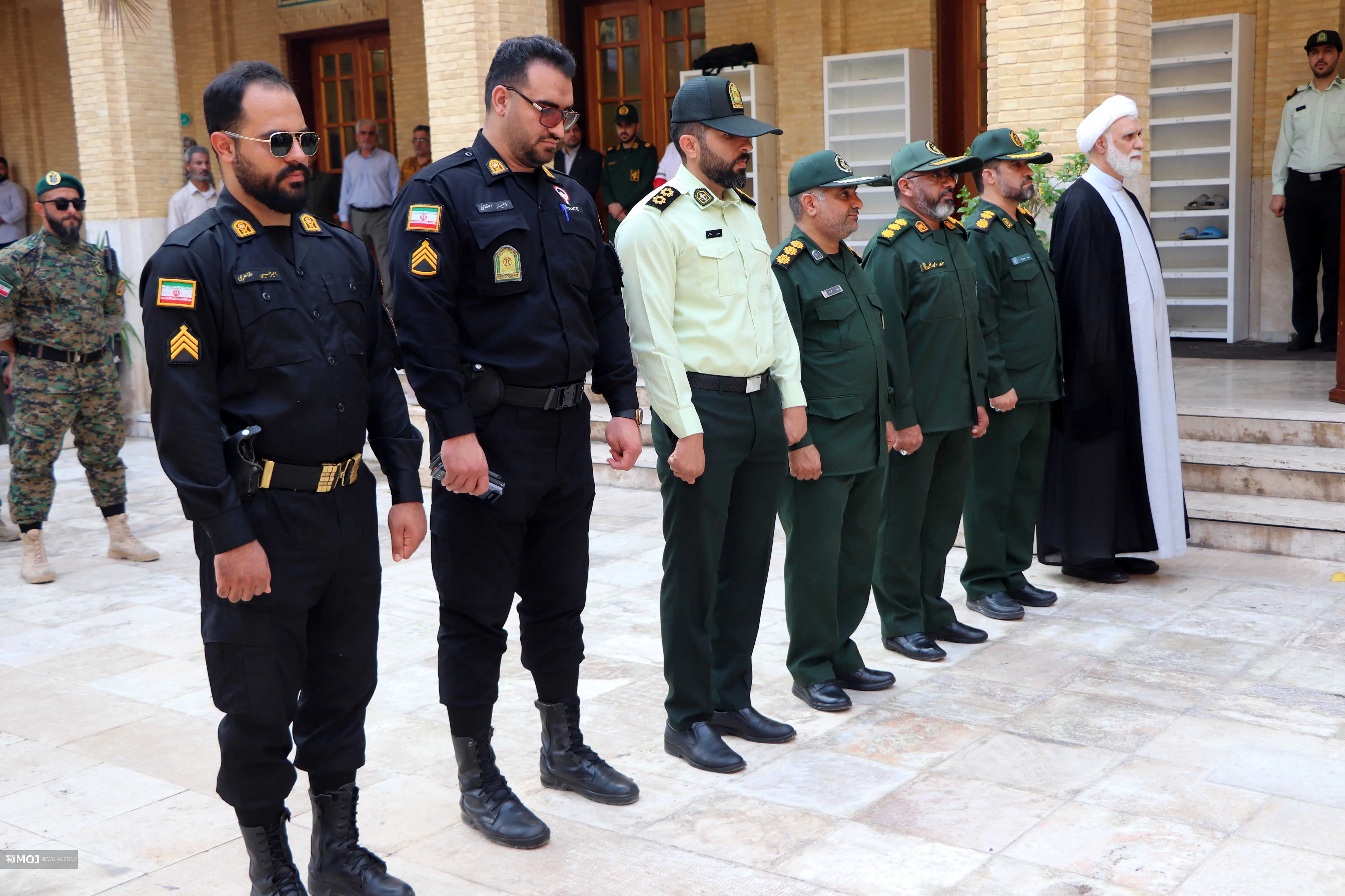 در گرامیداشت آغاز هفته دفاع مقدس مزار شهدای گمنام کیش غبار روبی و عطر افشانی شد.