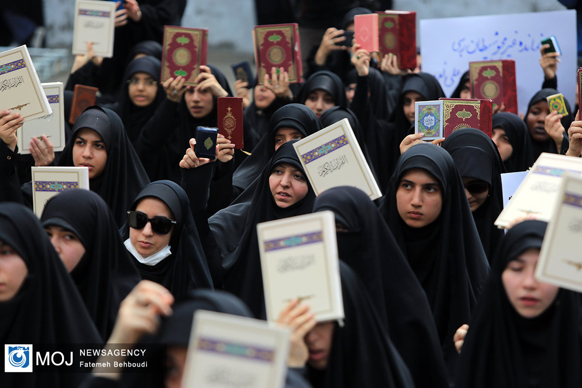 تجمع دانشجویی تکریم قرآن کریم در مقابل دانشگاه تهران