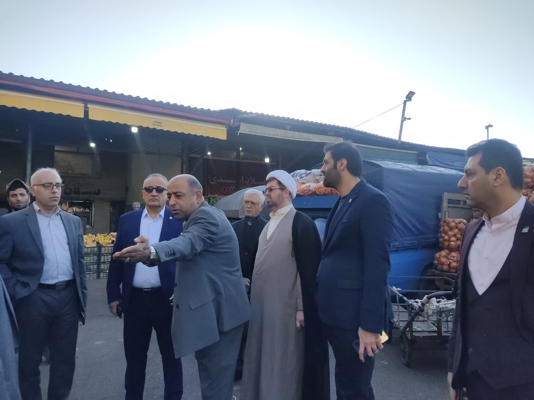 دبیر اتحادیه میدان میوه و تره بار در رشت از میدان ولیعصر(عج)