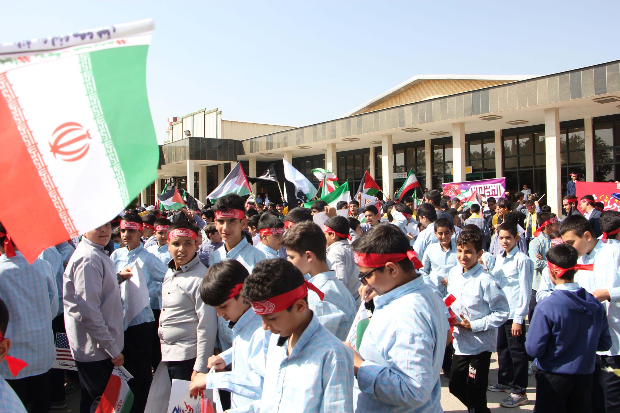 تجمع دانش آموزان شیرازی 