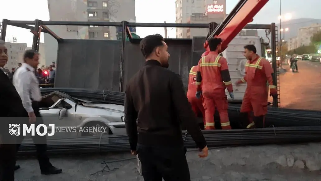 واژگونی خودرو حامل میلگرد