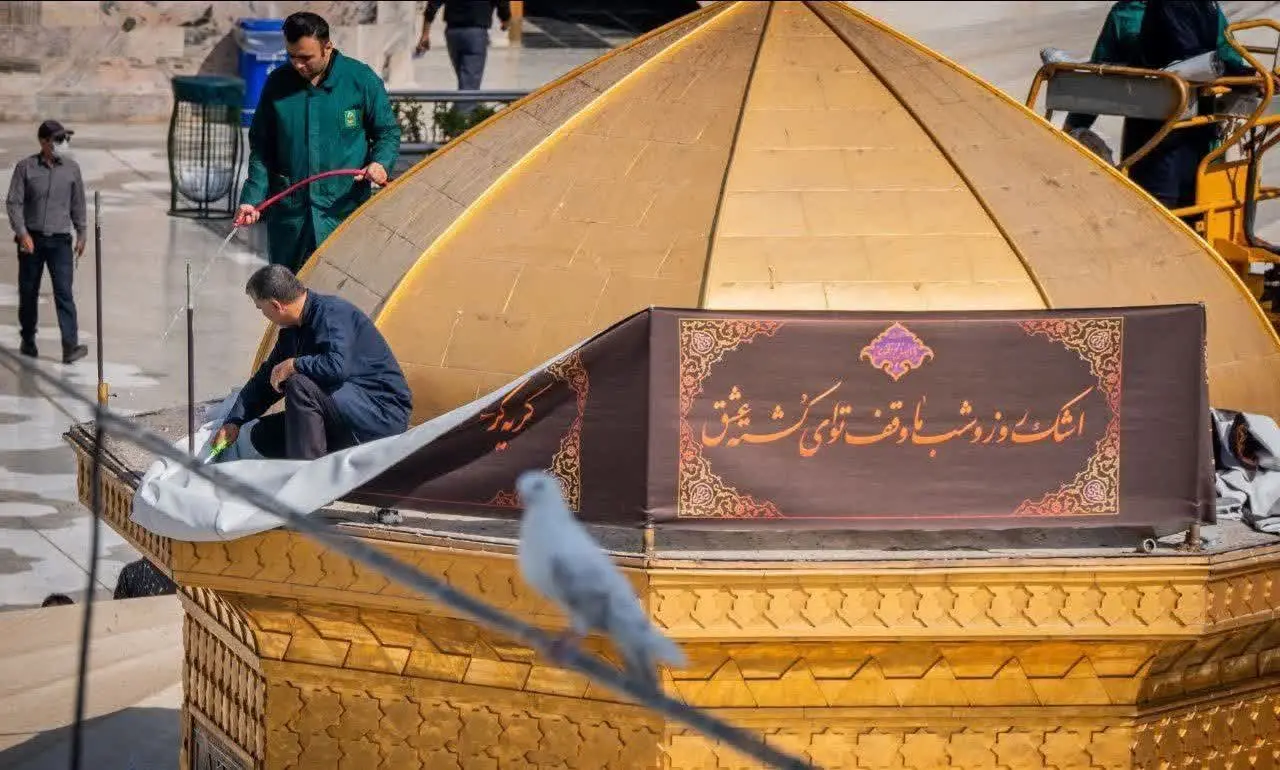 تعویض کتیبه حرم امام رضا(ع)