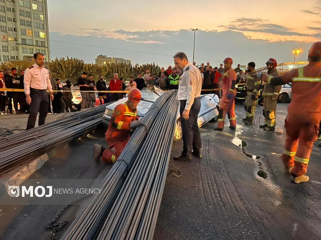 واژگونی خودرو حامل میلگرد