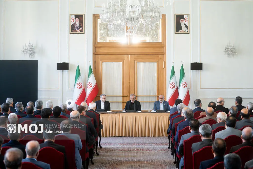 نشست مشترک رئیس جمهور با مدیران ارشد وزارت امور خارجه