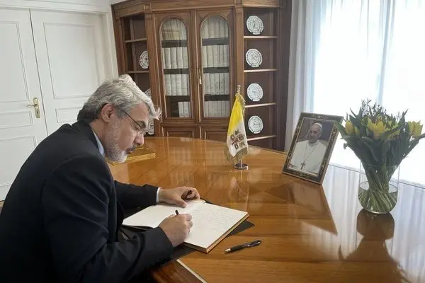  دفتر یادبود پاپ فرانسیس از سوی نماینده دائم ایران در ژنو امضا شد