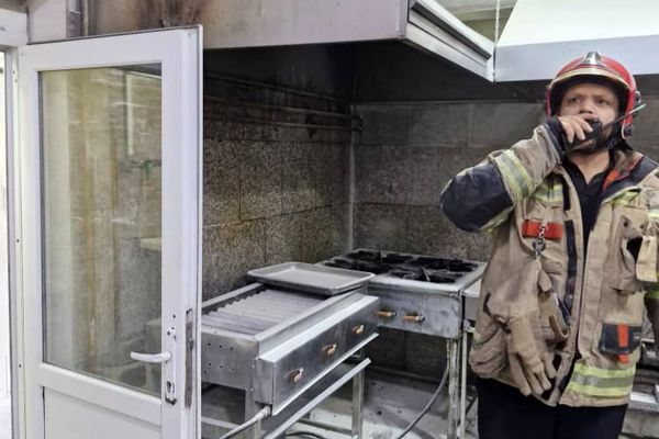 مهار آتش در آشپزخانه یکی از بازار‌های کیش
