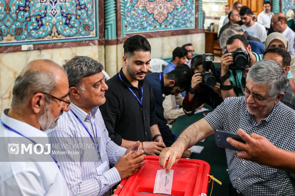 غلامحسین کرباسچی در حسینیه ارشاد حاضر شد