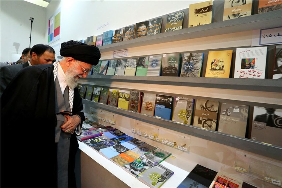 مقام معظم رهبری از نمایشگاه کتاب تهران بازدید کردند