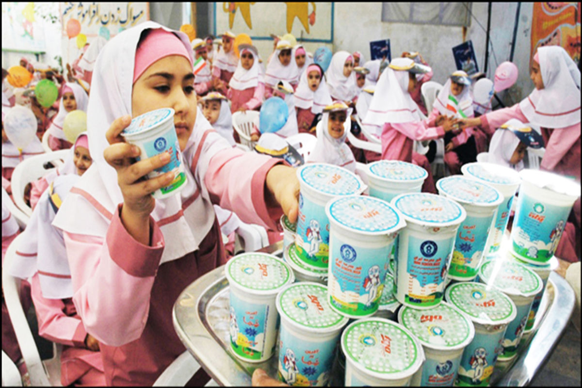 توزیع شیر رایگان در مدارس خوزستان