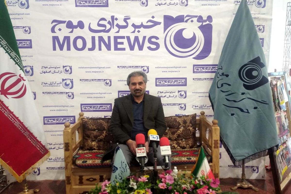 بازدید مدیر مجتمع فرهنگی مطبوعاتی اصفهان از غرفه خبرگزاری موج