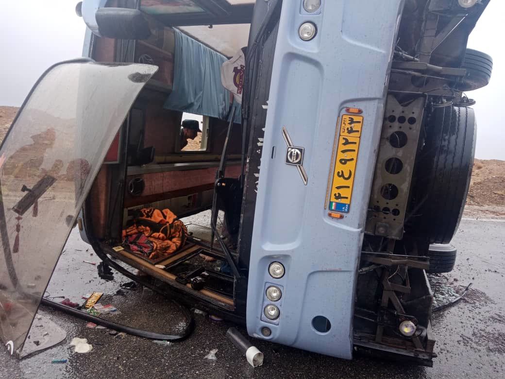 مصدومیت 15 نفر در واژگونی اتوبوس مسافربری در محور سمیرم به شهرضا
