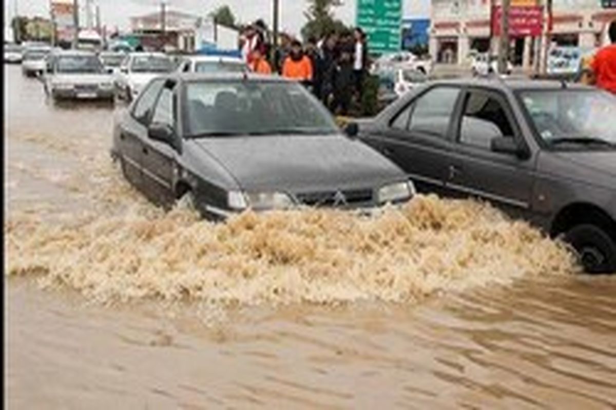 طغیان رودخانه ها و آبگرفتگی شدید معابر و خیابان های چالوس و نوشهر  