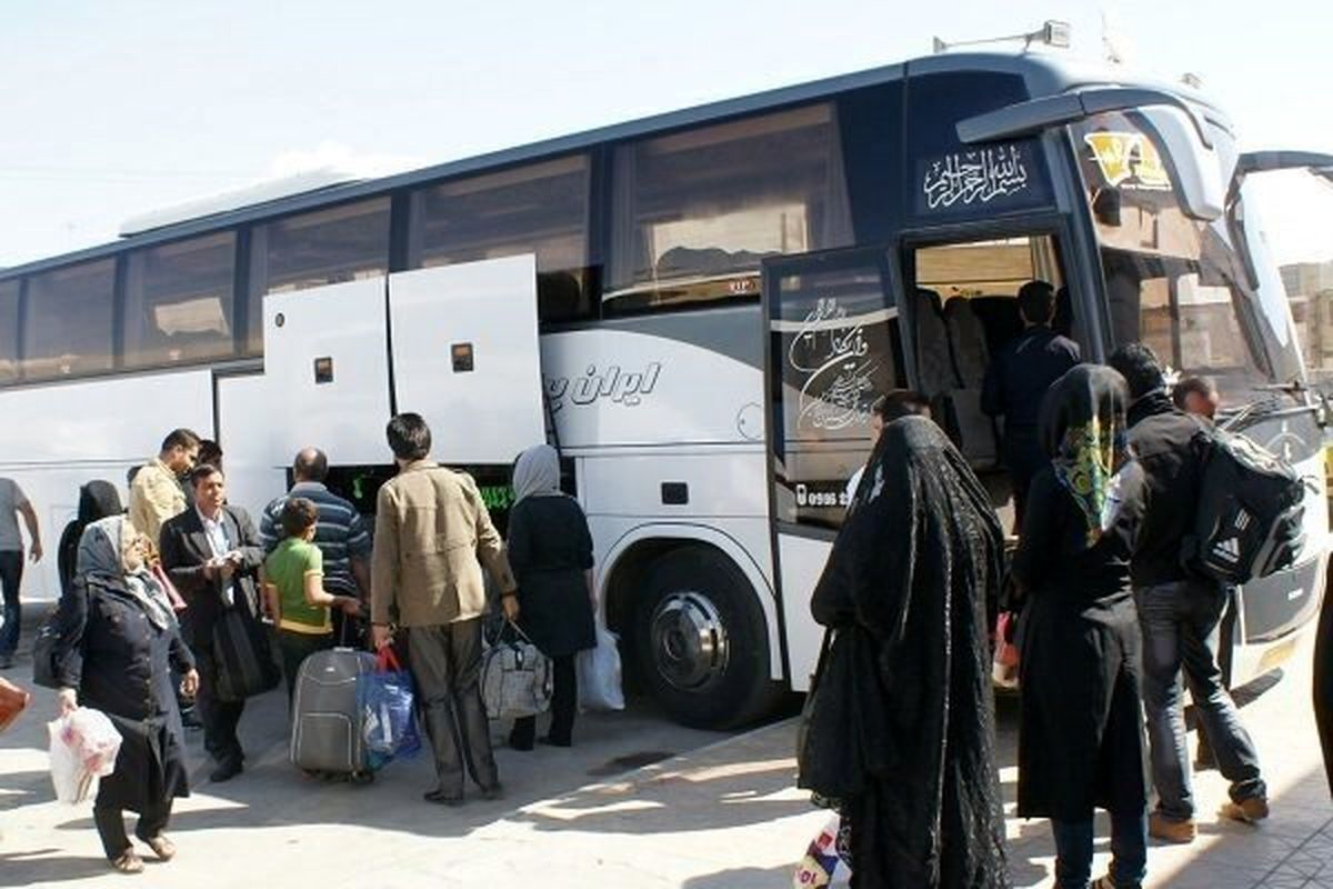 اتوبوس مسافربری حامل زائران در محور ایلام به مهران دچار حریق شد