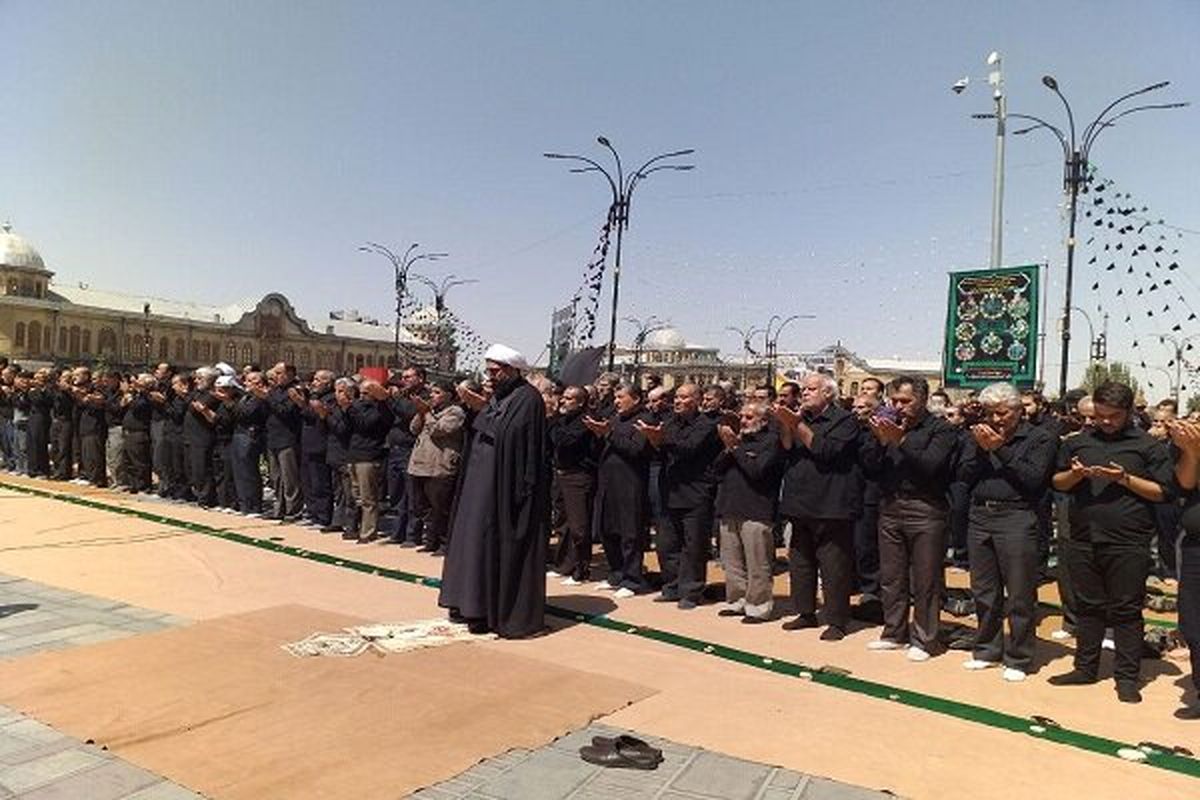 نماز ظهر عاشورا در پیاده راه میدان امام خمینی(ره) برگزار شد