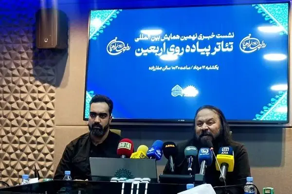 هنرمندان تئاتر در مسیر اربعین به اجرای برنامه می پردازند