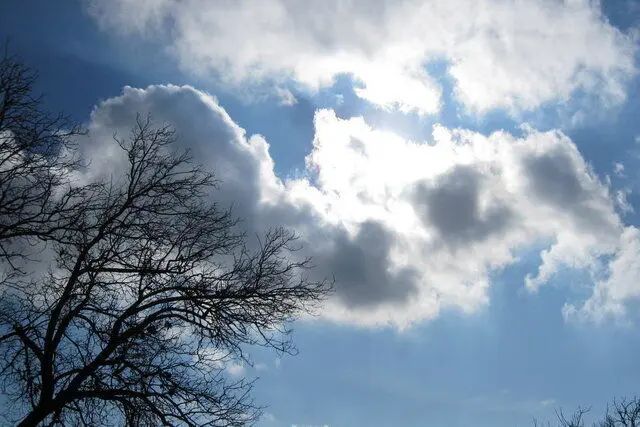 گذر ابر در آسمان هرمزگان و وزش باد در محدوده تنگه هرمز