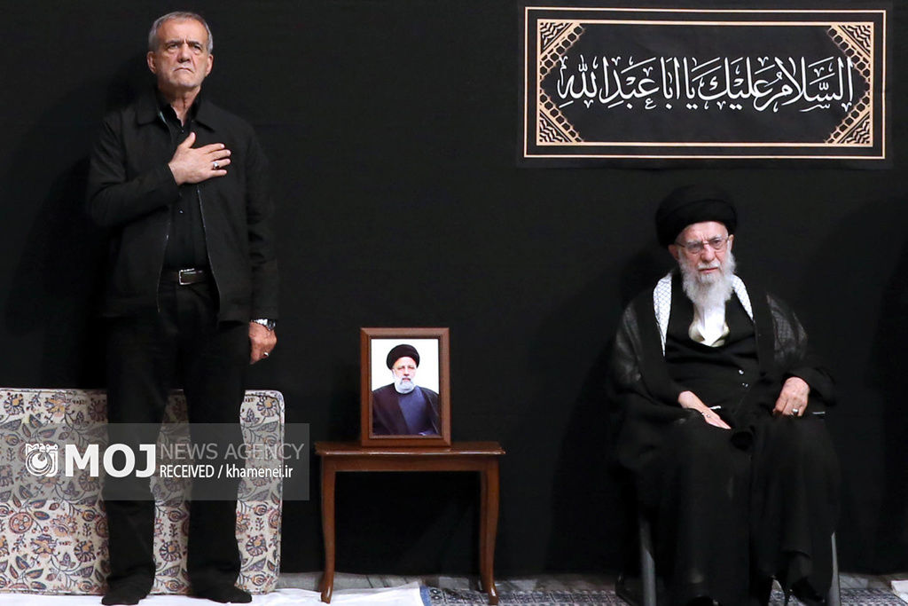 رهبر انقلاب در اولین شب مراسم عزاداری امام حسین(ع) حاضر شدند +فیلم