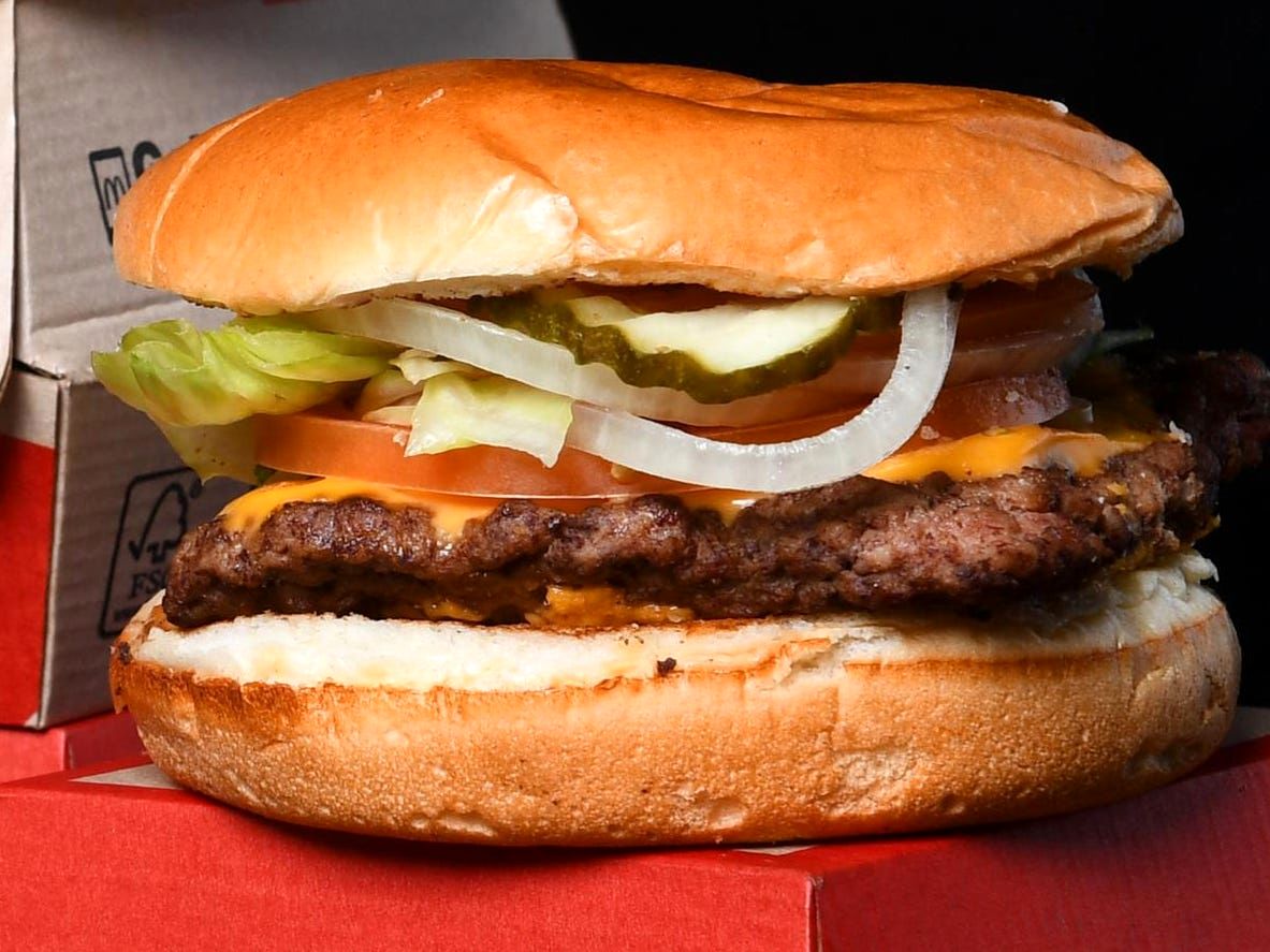 حذف کاهو از ساندویچ های یک فست فودی در آمریکا در پی شیوع E. coli