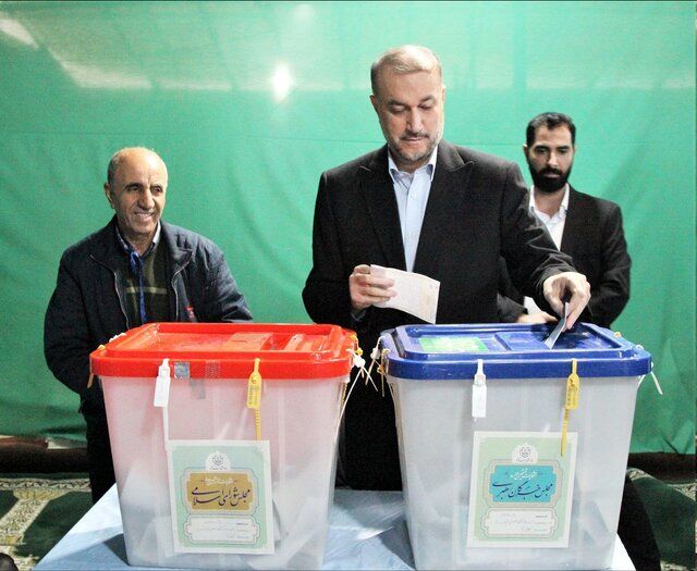 وزیر خارجه ایران رای خود را به صندوق انداخت