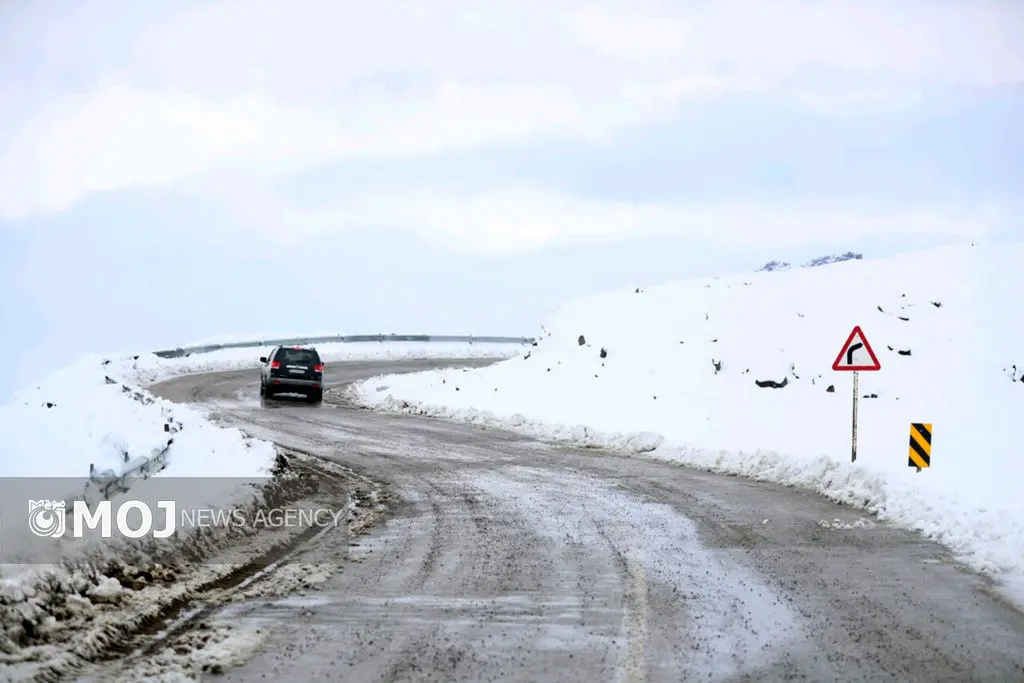 بارش برف در محور هراز و هشدار به رانندگان + فیلم