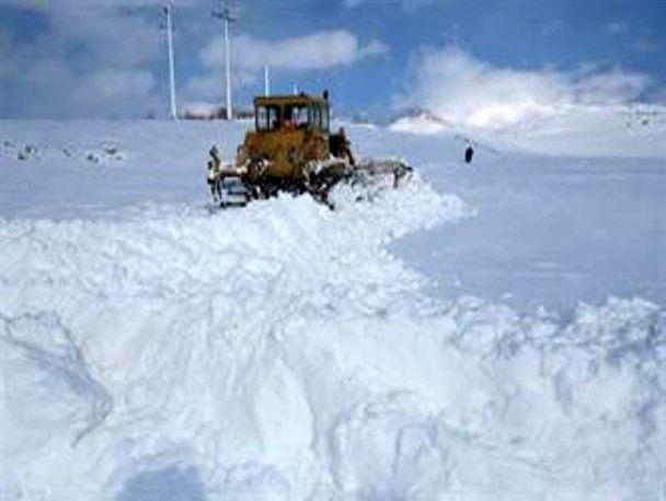 بسته شدن راه ارتباطی ۴۰ روستای فریدونشهر در اثر بارش برف و کولاک