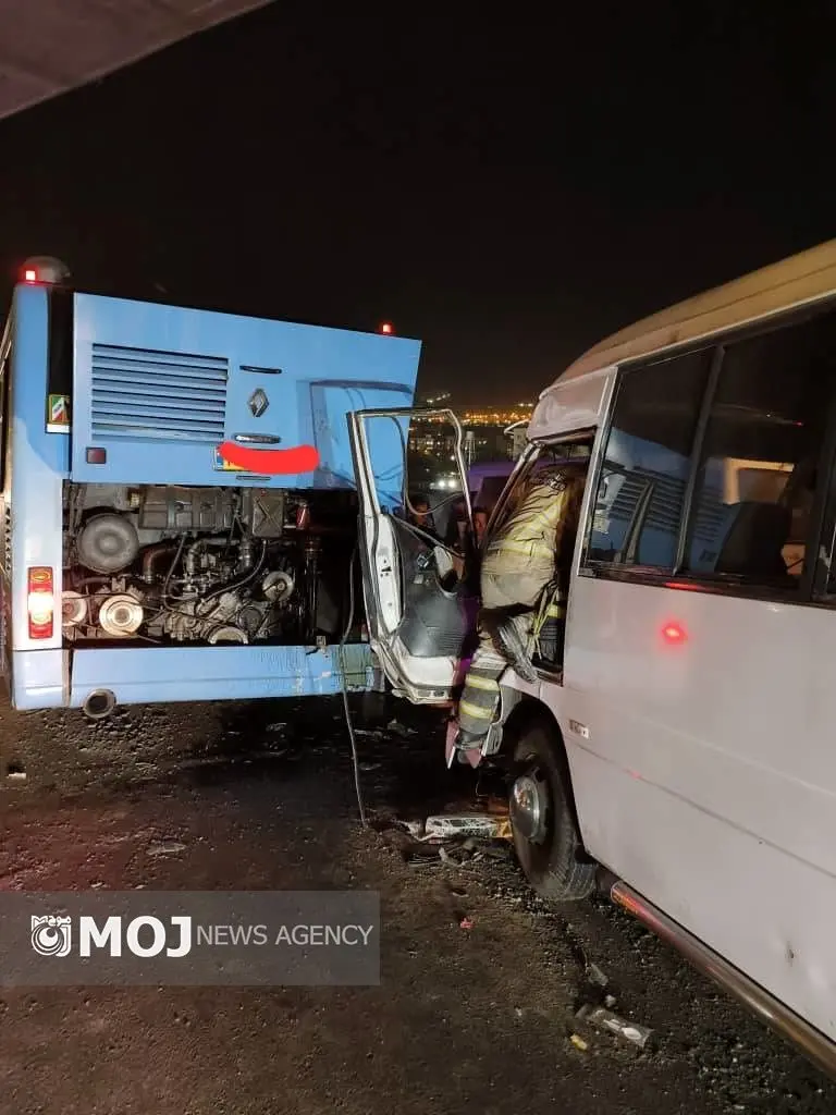 تصادف زنجیره‌ای چهار سرویس پرسنلی در بزرگراه همدانی / راننده مینی‌بوس محبوس شد+ تصاویر