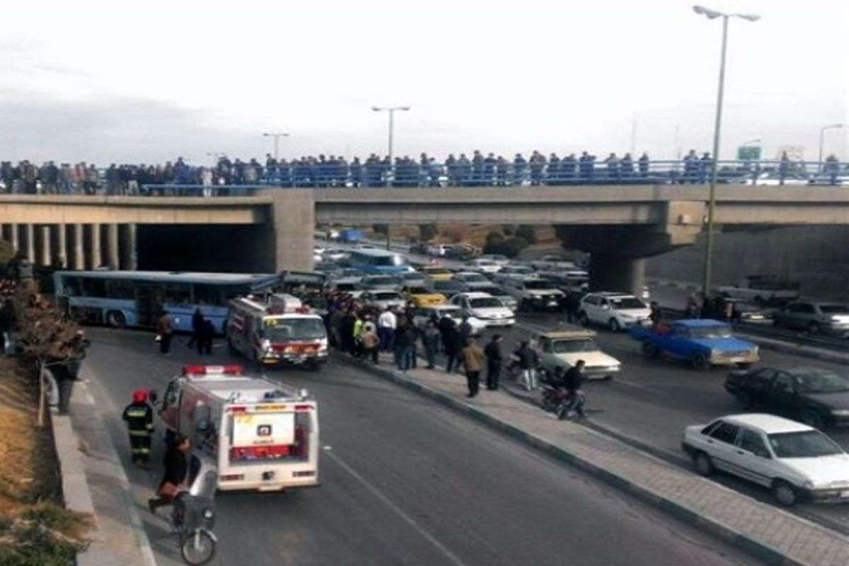 سقوط موتورسوار ۴۳ ساله از پل چمران اصفهان