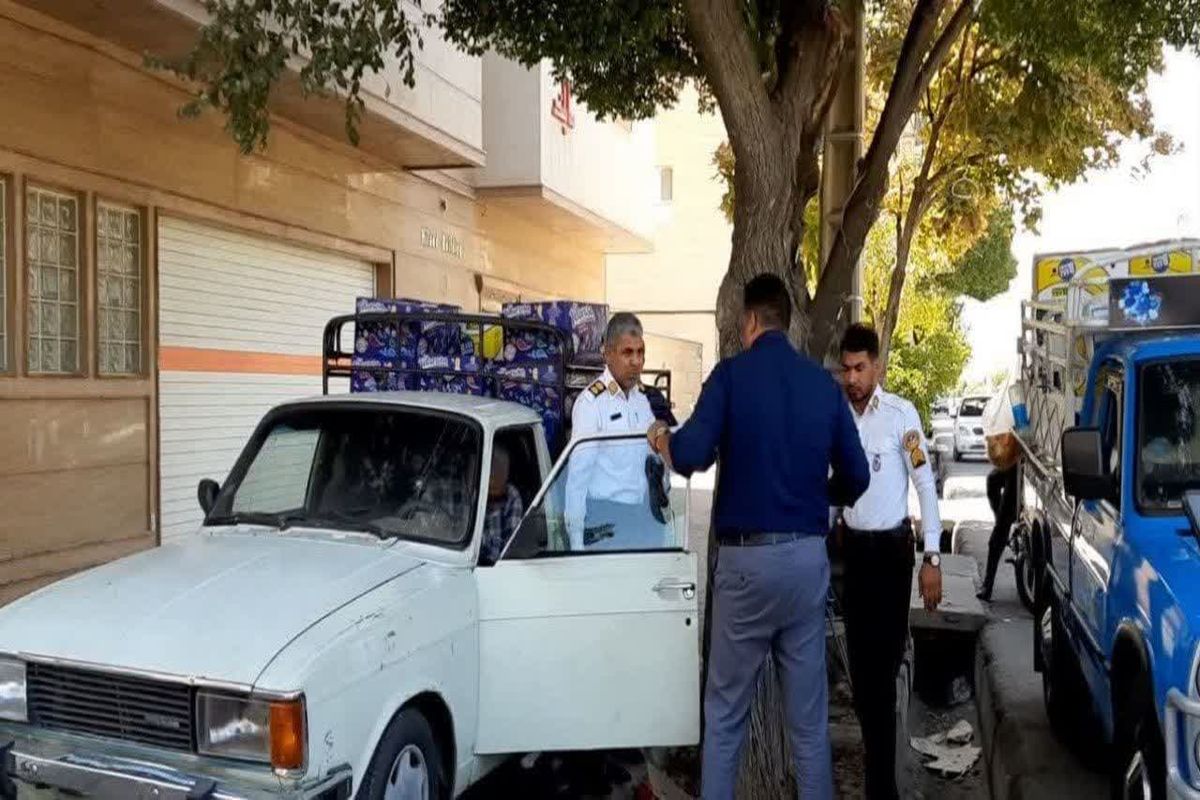 برخورد با سد معبر وانت‌ بار فروشان در شیراز 