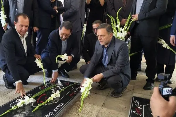 ادای احترام وزیر صمت به مقام شامخ شهدای زنجان 