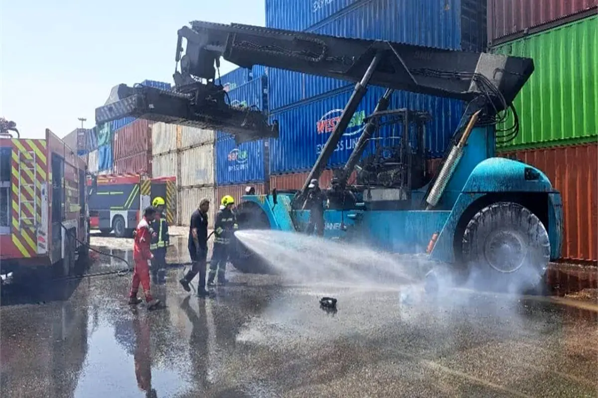 مهار آتشسوزی جزئی در بندر شهید رجایی