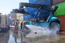 مهار آتش‌سوزی جزئی در بندر شهید رجایی