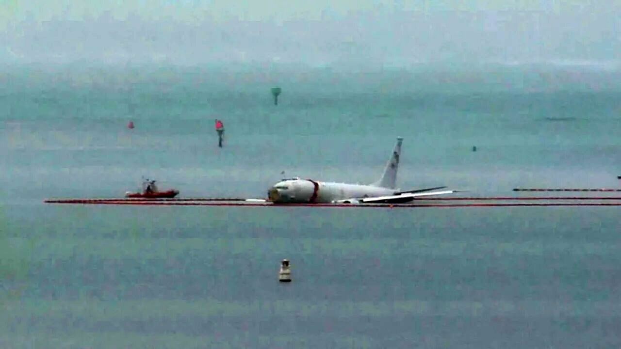 هواپیمای نیروی دریایی آمریکا به آب افتاد