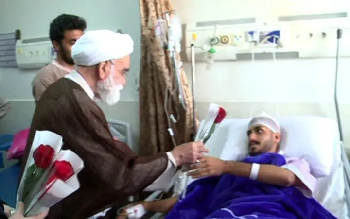 نماینده ویژه رهبر معظم انقلاب از مصدومان حادثه بندرشهید رجایی عیادت کرد