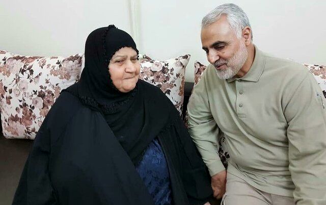 سردار سلیمانی با خانواده شهید علی هاشمی در اهواز دیدار کرد