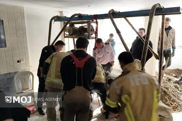  دو کارگر گرفتار در چاه ۲۵ متری در بلوار آفریقا نجات یافتند