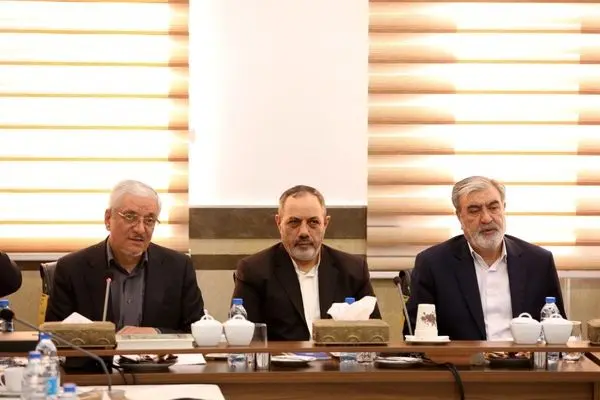 وزیر دفاع با اعضای کمیسیون امنیت ملی مجلس در مشهد مقدس دیدار کرد