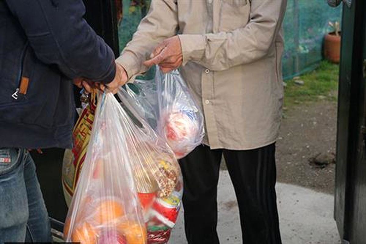 توزیع 300 پرس غذای گرم و میوه در محله آدریان خمینی شهر