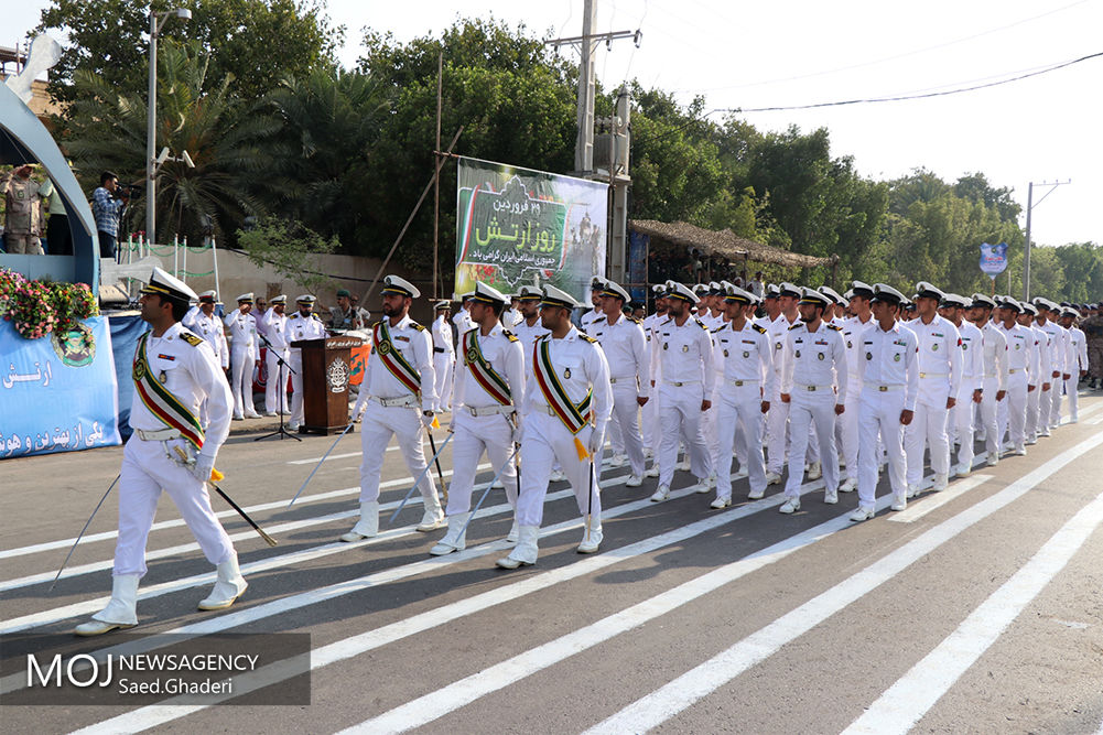 رژه یگان های نمونه ارتش در بندرعباس