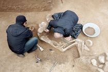 کشف گور مربوط به عصر آهن با قدمت سه هزار ساله در  دشت رستم آباد 