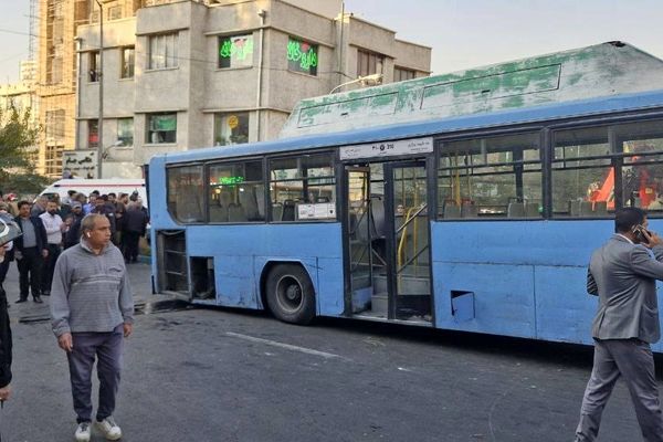 علت حادثه تصادف اتوبوس در میدان شهدا در حال بررسی است