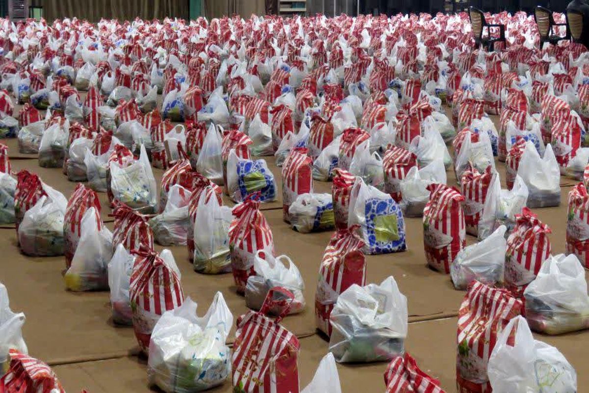 توزیع 2500 بسته کمک معیشتی به مناسبت گرامیداشت شهادت حاج قاسم سلیمانی در خمینی شهر