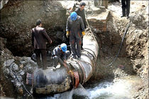 تلاش نیروهای امدادی شرکت آب منطقه ای یزد برای تعمیر تاسیسات خط اول انتقال آب یزد 
