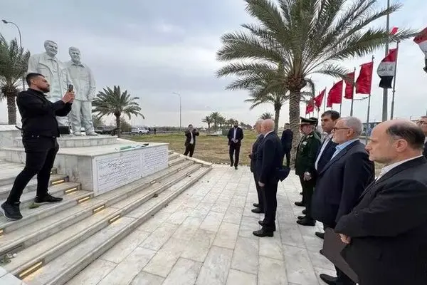 وزیر کشور به مقام شهیدان حاج قاسم سلیمانی و ابومهدی مهندس ادای احترام کرد