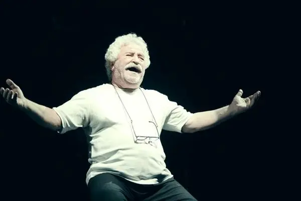 نمایش «خندیدن زیر مشت و لگد» به اجراهای پایانی رسید