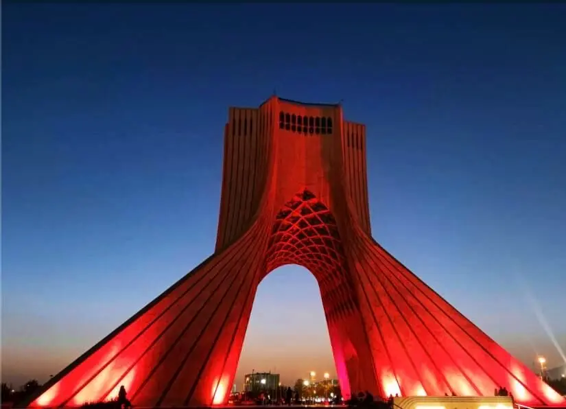 آزادی قرمز شد