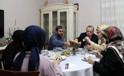 تصاویری از افطاری رجب طیب اردوغان با همسرش