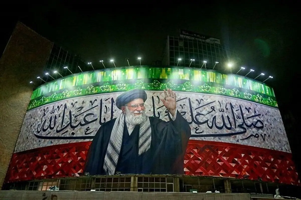 نقش تصویری از رهبر معظم انقلاب بر دیوارنگاره میدان ولیعصر